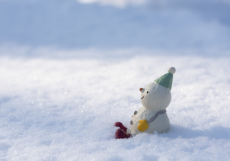 雪地厚雪上的雪人装饰品 圣诞气氛图片下载
