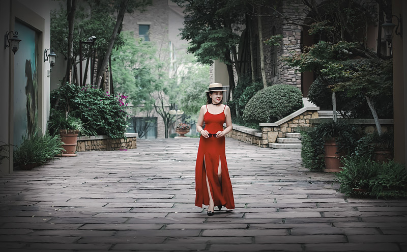 一个穿着红色礼服裙的漂亮女人图片下载