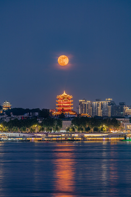 武汉市黄鹤楼升起超级大月亮图片下载