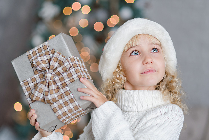 开心兴奋的小女孩抱着圣诞礼盒图片下载