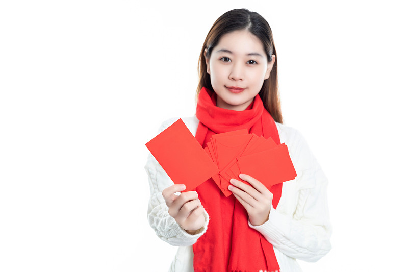 春节概念手拿红包的中国美女图片下载
