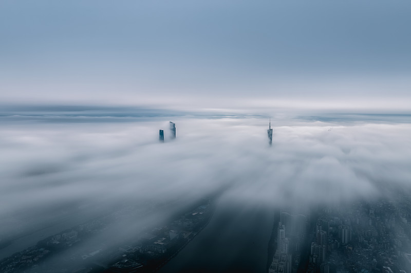 航拍早晨云海上的广州，广州塔及珠江新城双塔穿透云层图片下载