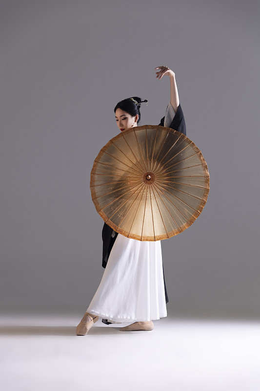 中国水墨油纸伞古典舞：古装美女舞者与油纸伞图片下载