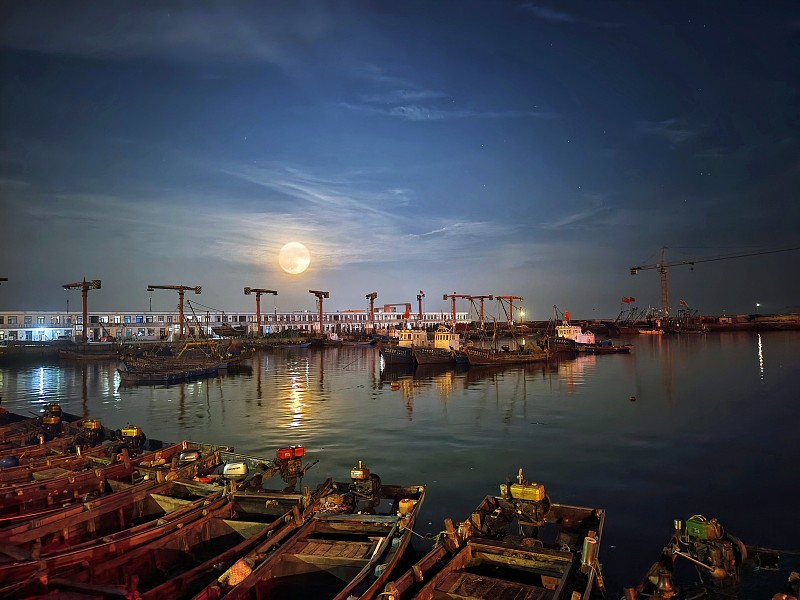 月夜里的大连塔河湾鱼港图片下载