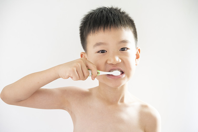 白色背景中刷牙的小男孩图片下载