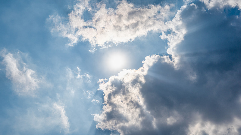 天空云层与太阳光图片下载