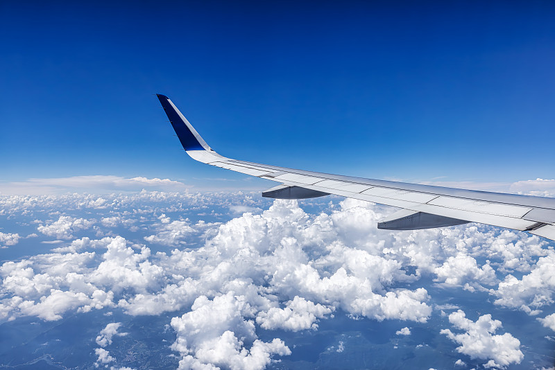 飞机机翼和天空云景交通场景图片下载