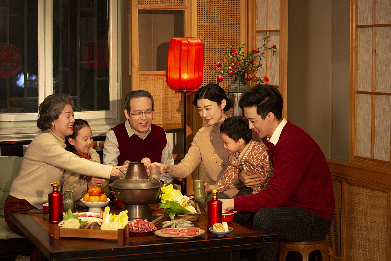 幸福家庭过年吃团圆饭一起干杯,庆祝春节图片下载