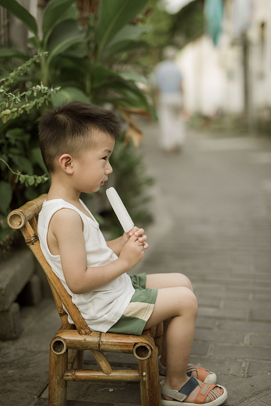 夏天小男孩在江南的小巷子里图片下载
