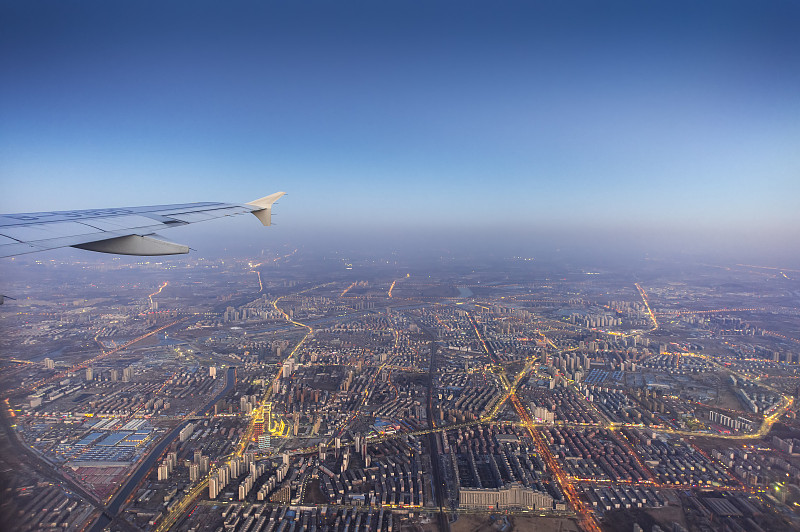 飞机上俯瞰城市图片下载