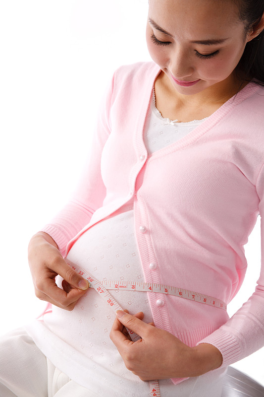 孕妇用尺子测量肚子图片下载