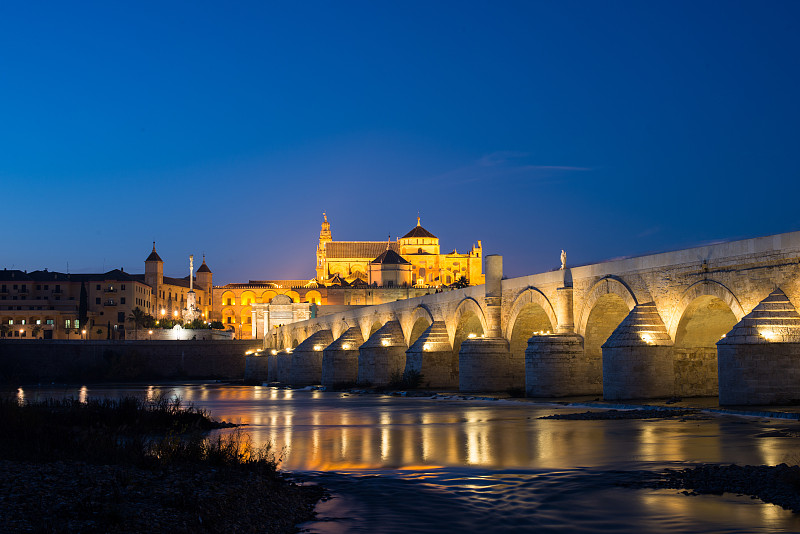 科尔多瓦古罗马桥和大清真寺图片下载