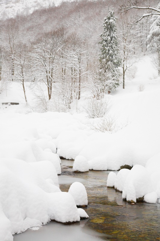 冬季风景:雪原上的山河。图片下载
