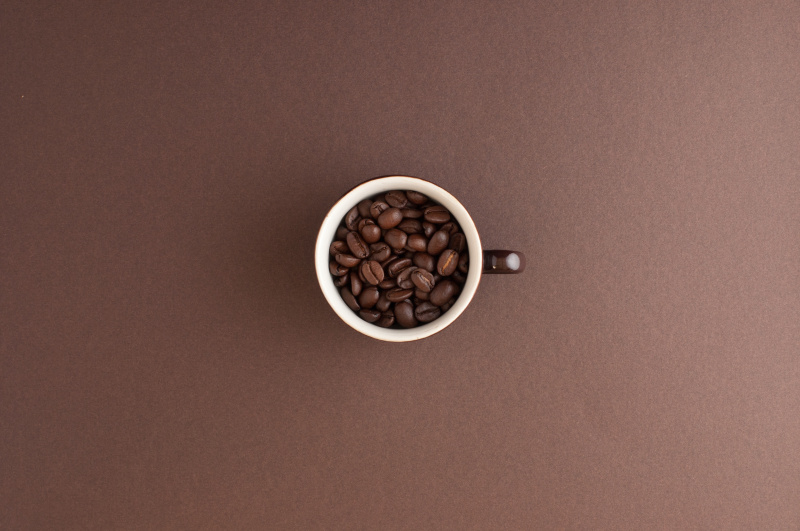 装满咖啡豆的浓缩咖啡杯图片下载