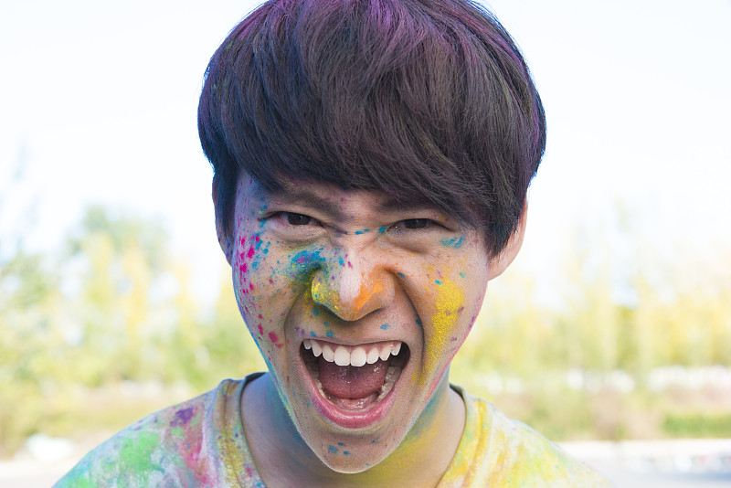 Young man at The Color Run图片素材