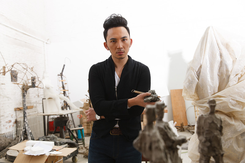 青春活力的年轻男人在雕刻工作室图片素材