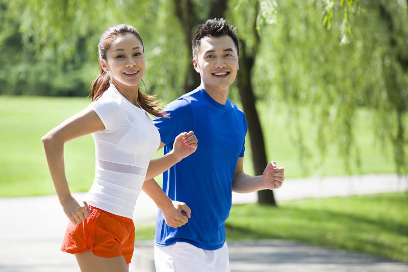 年轻情侣在公园慢跑健身图片下载