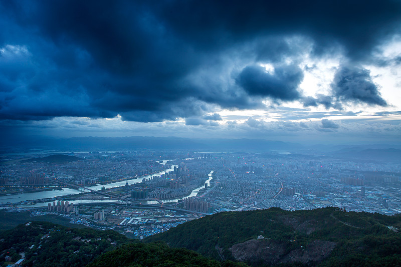 台风苏迪罗来临前福建省福州市鼓山山顶俯瞰福州市区的景色图片下载
