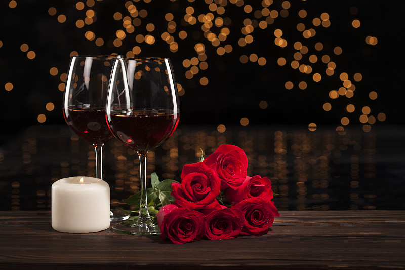 浪漫的红酒蜡烛和玫瑰图片