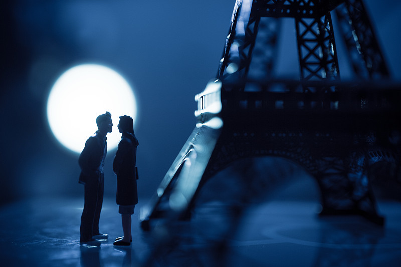 月光下铁塔旁对视的情侣图片下载