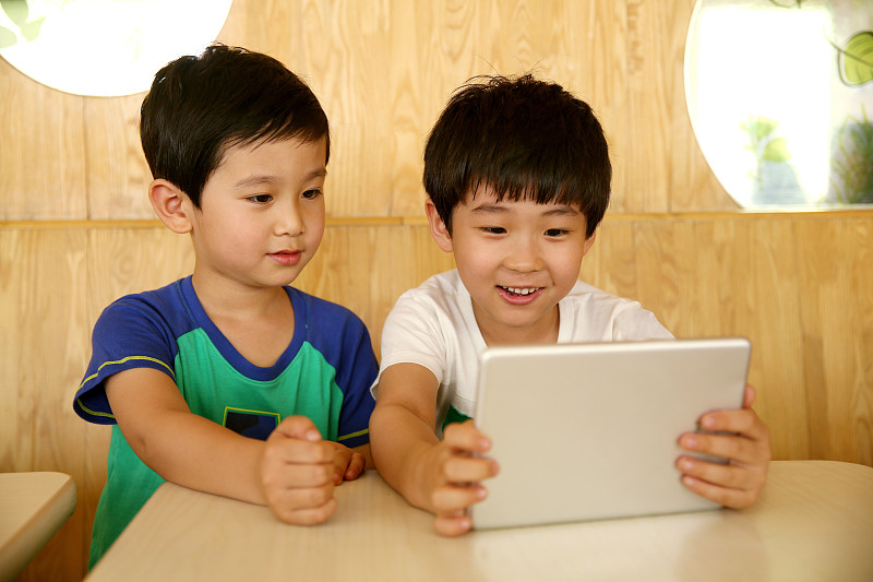 两个小男孩使用平板电脑图片下载