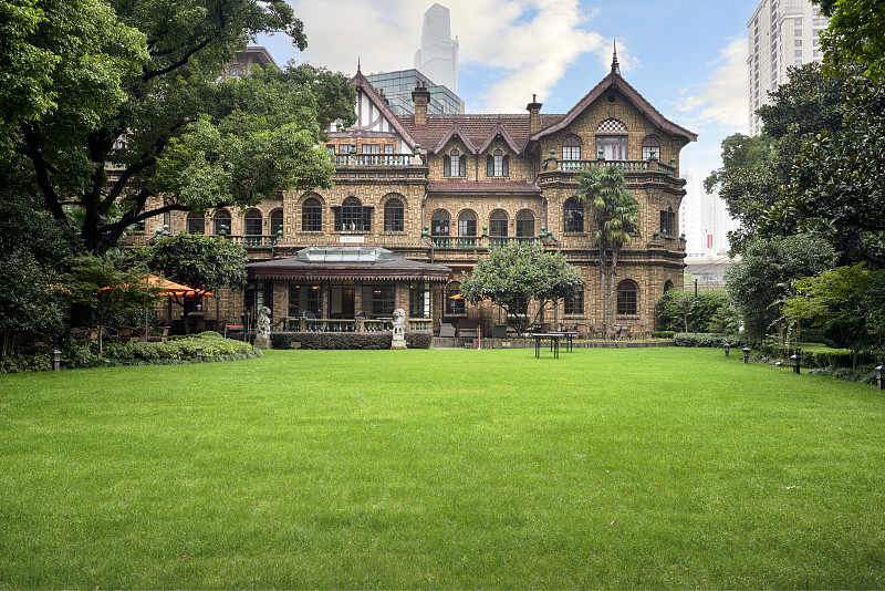 欧式古典城堡别墅和花园草坪图片下载