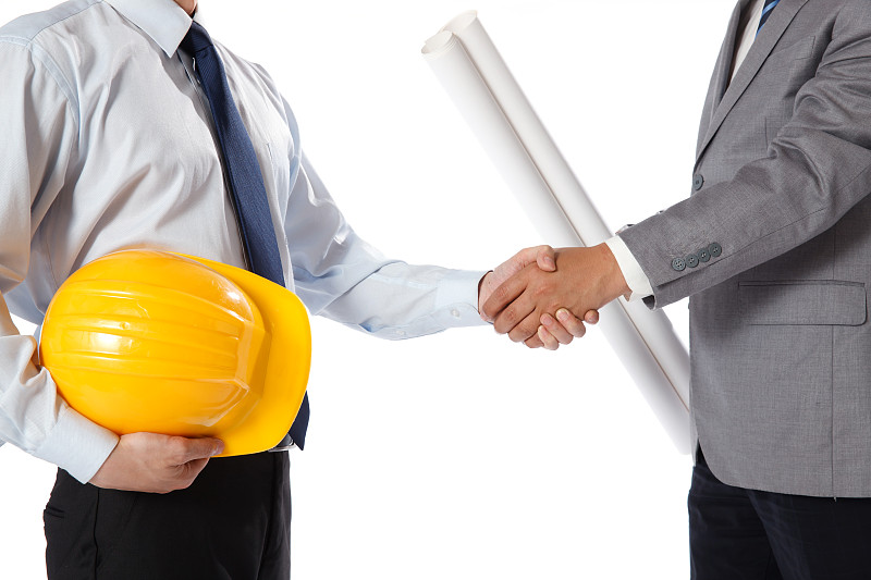 两个商务工程师握手合作图片下载
