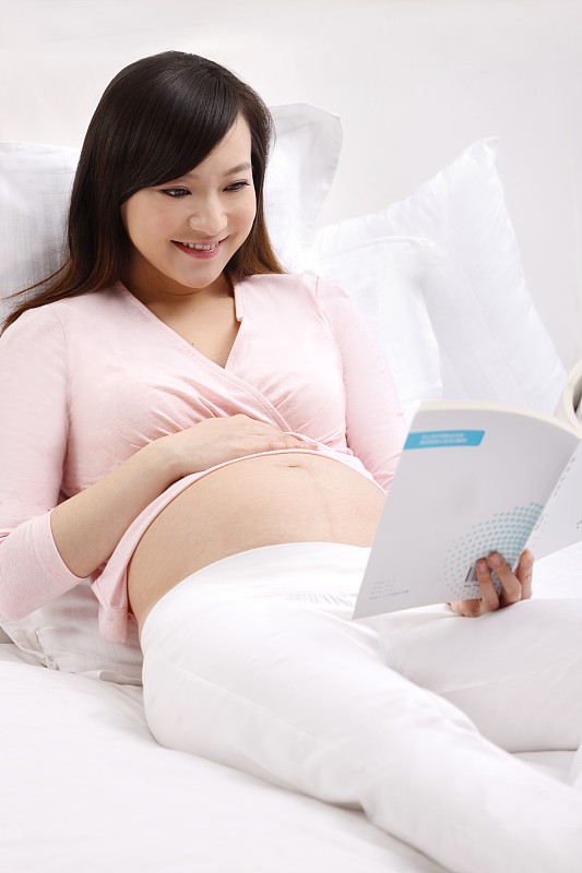 孕妇看书图片下载