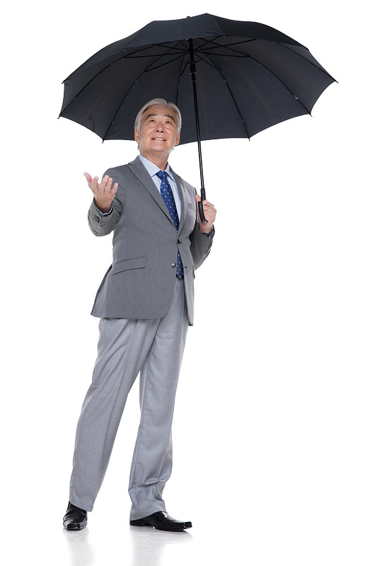 一个商务老年男人在打伞图片下载