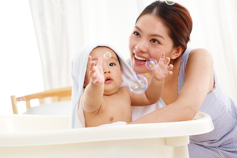 妈妈给宝宝洗澡图片下载