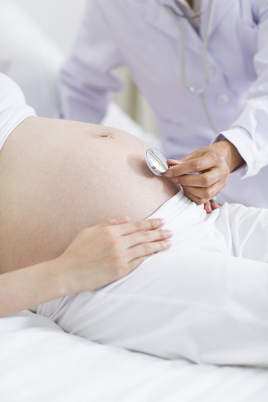 医生检查孕妇的身体图片素材