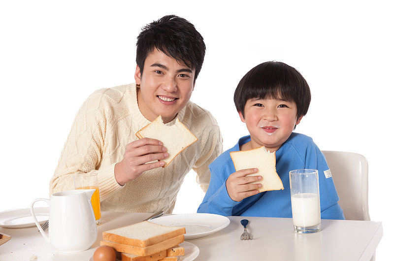 父亲和儿子正在吃早餐图片素材