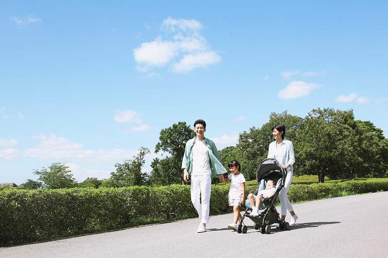 一个快乐的日本家庭在城市公园图片下载