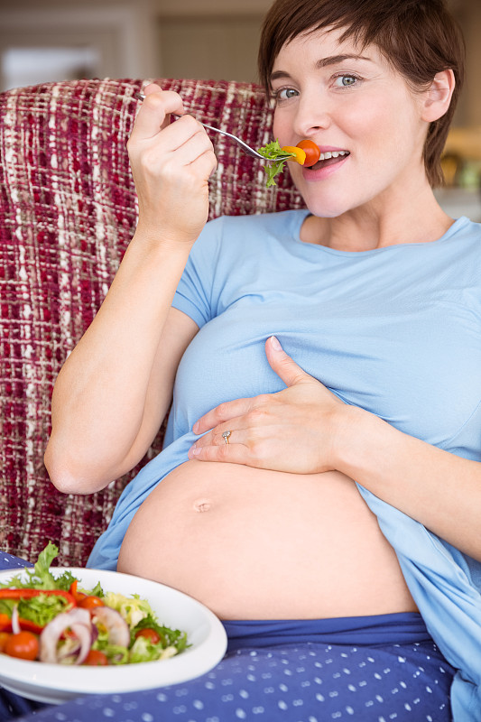 孕妇在家客厅吃沙拉图片素材