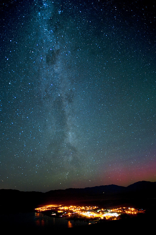 新西兰特卡波湖，星光与极光照亮城市图片下载