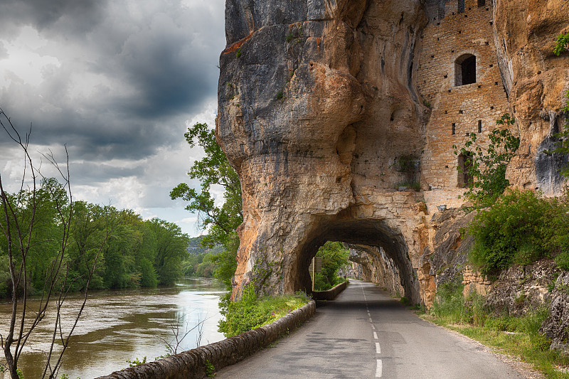 河边路穿过悬崖堡，卡奥尔，法国图片下载