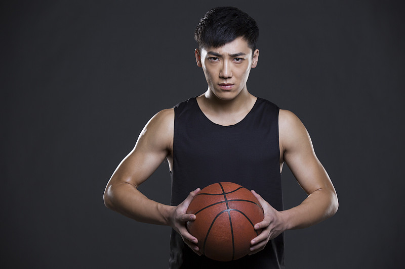 年轻男子拿着一个篮球图片下载