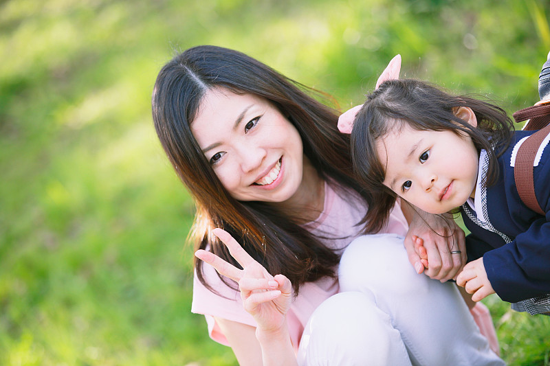 日本妈妈和女儿在欣赏樱花图片下载