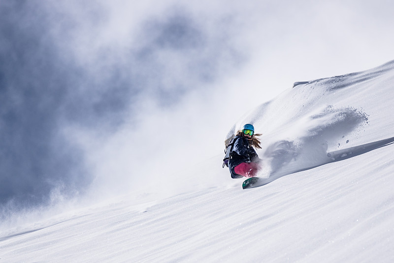 滑雪的女孩图片下载