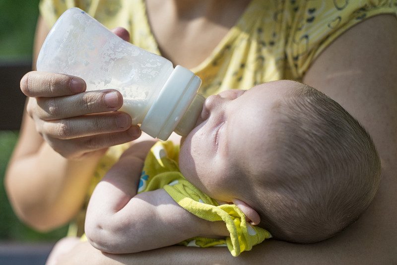 婴儿吮吸奶瓶图片素材