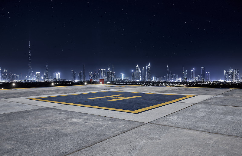 迪拜摩天大楼繁华夜景和直升机停机坪图片素材