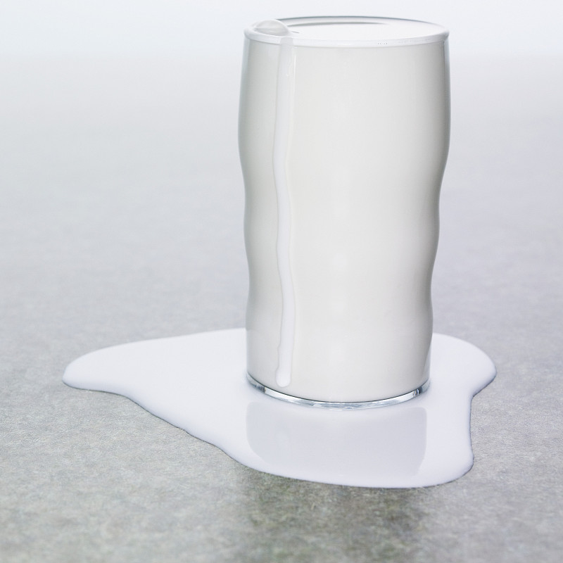 一杯溢出的牛奶图片素材