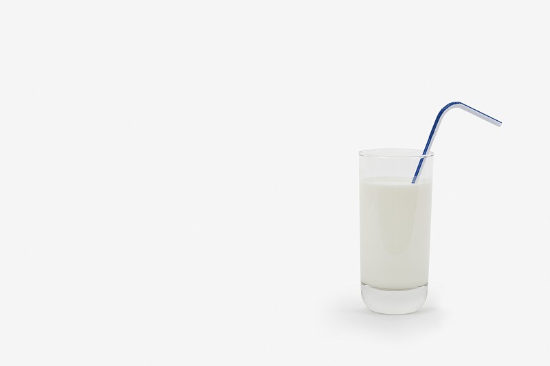 一杯用吸管喝的牛奶图片素材
