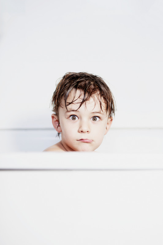 男孩的肖像(8-9)坐在浴缸里图片下载