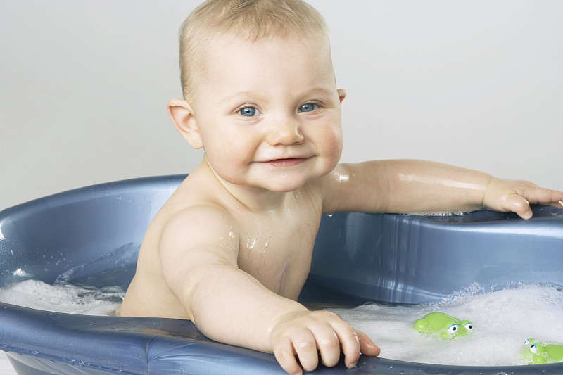 浸泡在浴缸中的婴儿图片素材