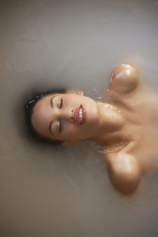 泡澡的女人图片素材