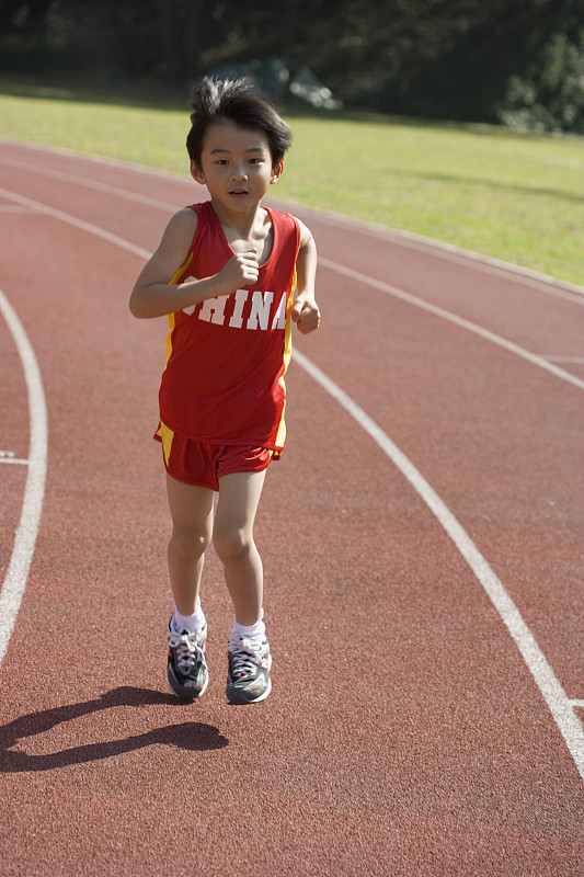 小男孩在跑道上奔跑图片下载