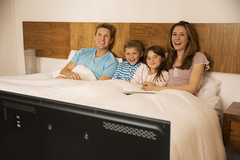 一家人躺在床上看电视图片下载