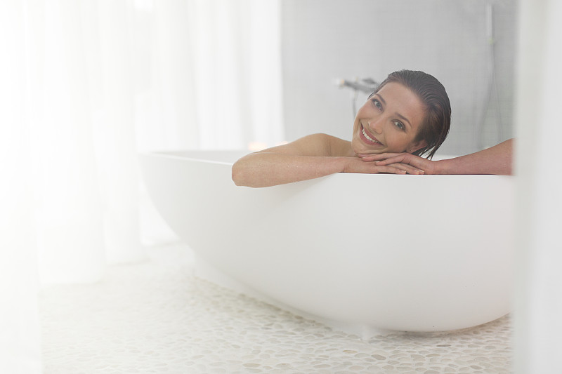 微笑的女人在现代浴室洗澡图片下载