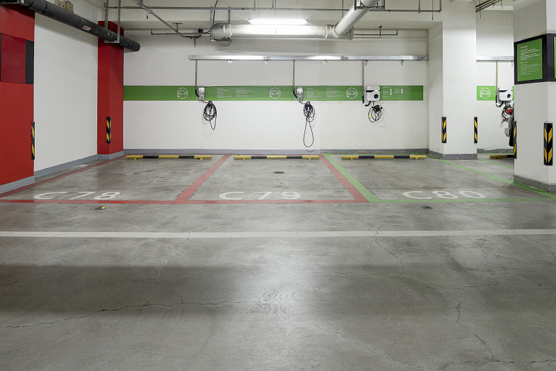 配备新能源汽车充电桩的地下停车场图片下载